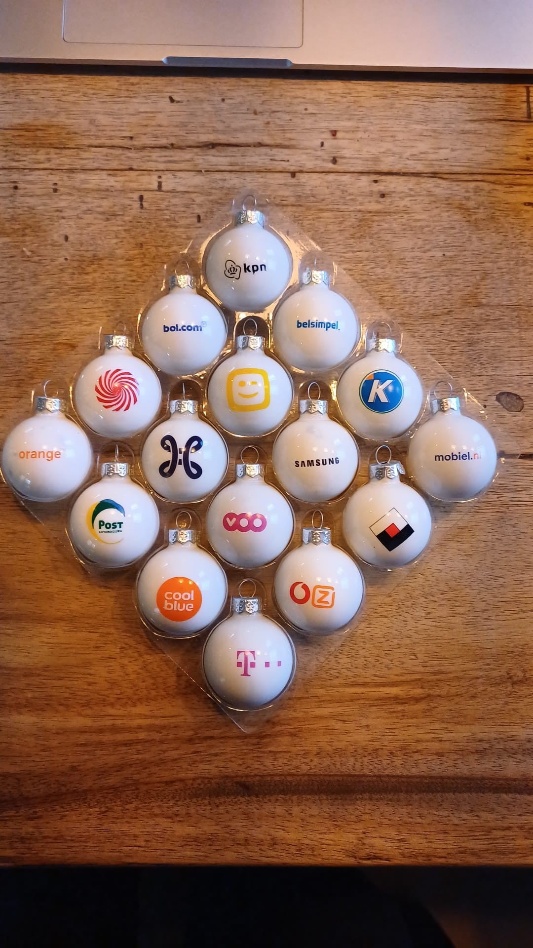 Originele groepsfoto van de zestien glazen kerstballen van 4 cm
